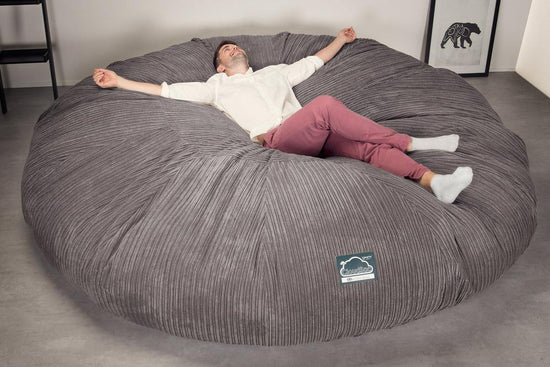 Lounge Pug, CloudSac 5000 XXXXXL, Canapé Pouf Titanesque à Mémoire de Forme, Gros Pouf Sofa, Côtelé Anthracite