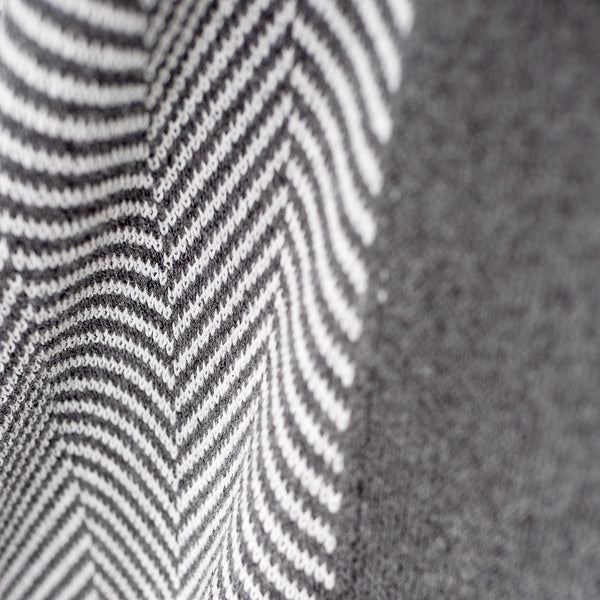 Couverture / Plaid - Tricoté Chevrons Gris Fabric Close-up Image