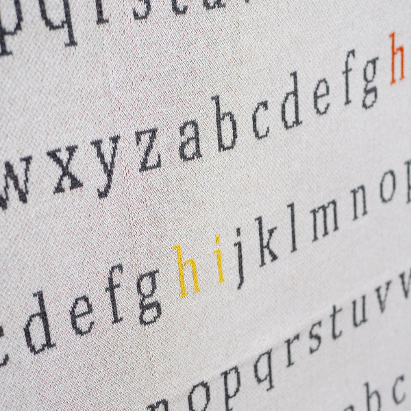 Couverture / Plaid - Tricoté Alphabet Fabric Close-up Image