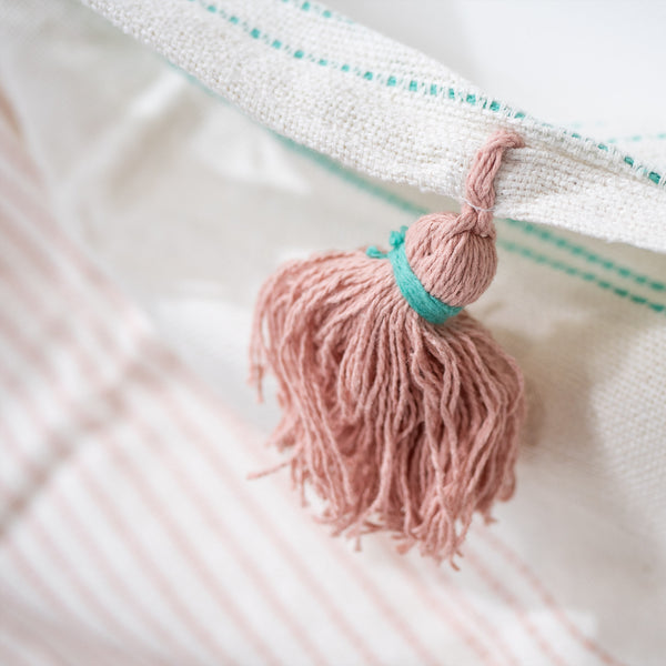 Plaid / Couverture à Pompons Brodés - Pastel Fabric Close-up Image