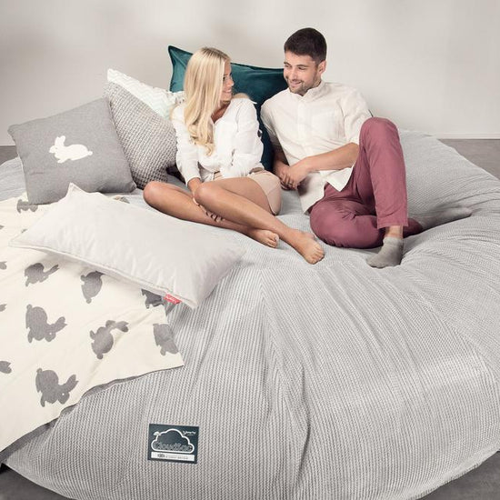 Lounge Pug, CloudSac 5000 XXXXXL, Canapé Pouf Titanesque à Mémoire de Forme, Gros Pouf Sofa, Pompon Crème