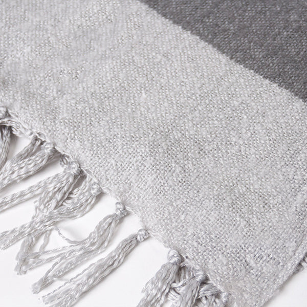 Plaid / Couverture Sherpa - Tonal Gris Ardoise & Argent Fabric Close-up Image