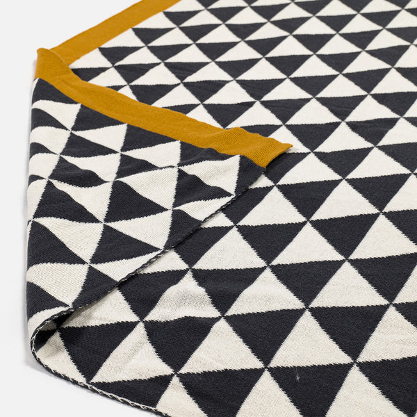 Couverture / Plaid - Tricoté Geo Fabric Close-up Image