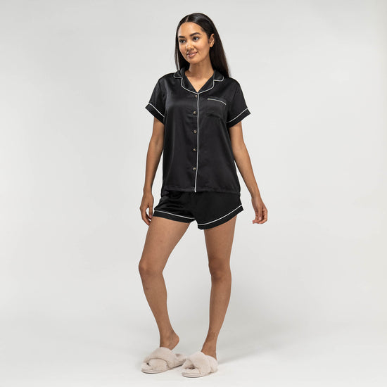Short de Pyjama en Satin Noir pour Femmes 03